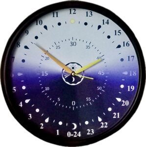 Harmonia Óra: 3 mutatós óra, mely két külön körön mutatja az időt: belül van a perc és a másodperc 60 részre osztott köre, a legkisebb mutató mutatja a legkisebb időtartamot, azaz a másodpercet, kicsit hosszabb a percmutató, és a leghosszabb mutató, amely a külső, 24 részre osztott körön mozog, mutatja az órát. Ez a különleges óra 24 óra alatt jár körbe, és az idő múlását a természetes ritmus szerint mutatja. Képes megjeleníteni a nappal és az éjszaka egységét, úgy, ahogyan azt a természetben is megtapasztalhatjuk – ahogyan azt minden élőlény ösztönösen érzékeli. Az óra mutatója a természetes időrendben halad, látványa segít visszatalálni saját belső ritmusunkhoz, segít lelassulni, és harmóniába kerülni az idő természetes áramlásával. Nemcsak az óramutató lassabb mozgása, hanem az óra és a nap kezdete is természet-azonos, mert, ahogyan egy növény növekedésénél is lent van a kezdet, úgy mutatja ez az óra is: - az éjfél az éj mélyén, azaz lent (a föld "alatt", bolygónk túloldalán) - napkeltekor a föld szintjére emelkedve - délben a fejünk fölé kell néznünk, hogy a napot lássuk - hát a 12 óra fent maradt, a „zenit” – a napív legmagasabb pontja, innen indul lefelé a nap. míg a napnyugta ismét a föld szintjén látható. Ez a természetes körforgás jelenik meg a Harmonia Óra a 60 percet mutató kisebb körén is: ugyanígy lentről indul az új óra.