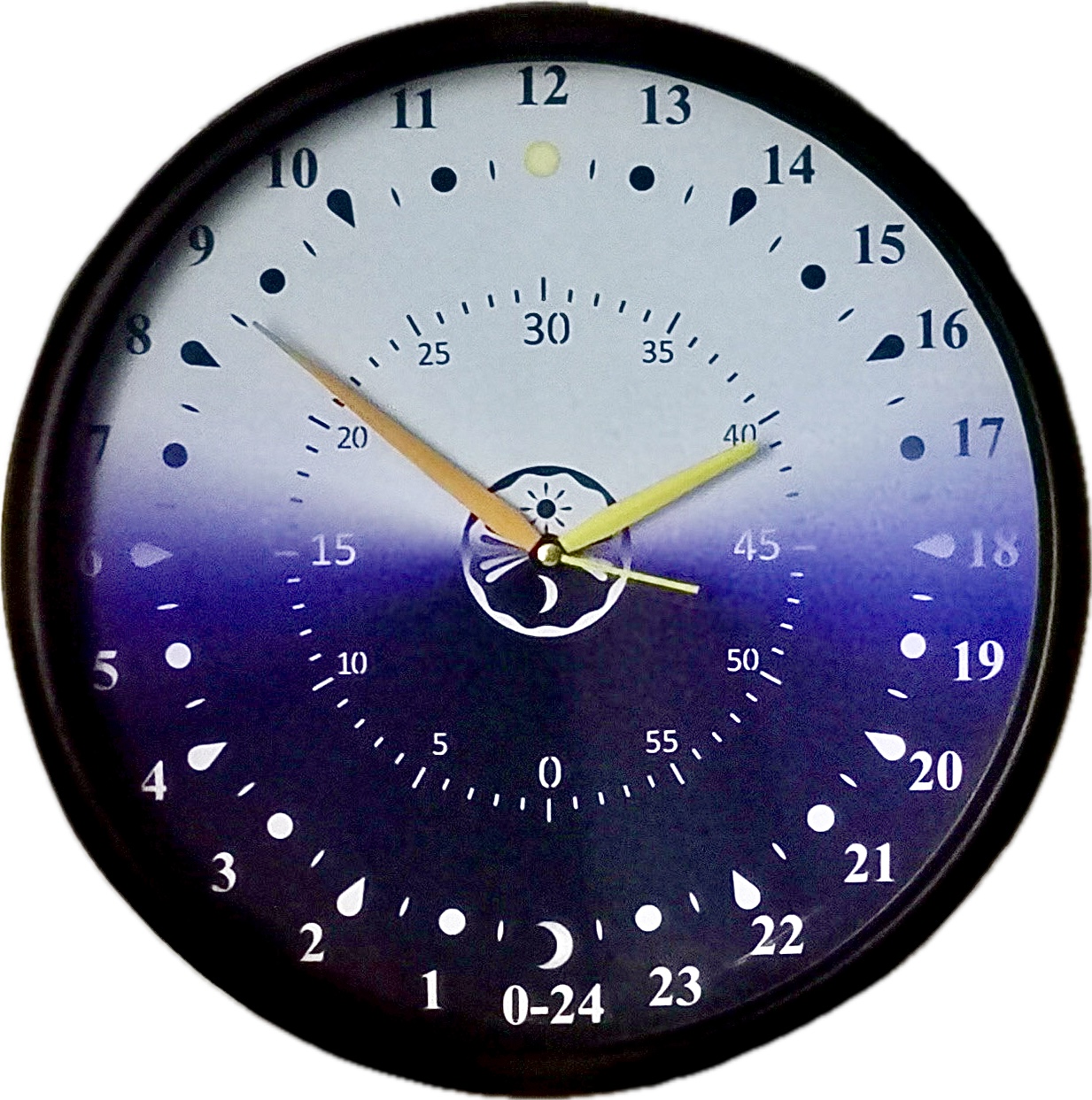 Harmonia Óra: 3 mutatós óra, mely két külön körön mutatja az időt: belül van a perc és a másodperc 60 részre osztott köre, a legkisebb mutató mutatja a legkisebb időtartamot, azaz a másodpercet, kicsit hosszabb a percmutató, és a leghosszabb mutató, amely a külső, 24 részre osztott körön mozog, mutatja az órát. Ez a különleges óra 24 óra alatt jár körbe, és az idő múlását a természetes ritmus szerint mutatja. Képes megjeleníteni a nappal és az éjszaka egységét, úgy, ahogyan azt a természetben is megtapasztalhatjuk – ahogyan azt minden élőlény ösztönösen érzékeli. Az óra mutatója a természetes időrendben halad, látványa segít visszatalálni saját belső ritmusunkhoz, segít lelassulni, és harmóniába kerülni az idő természetes áramlásával. Nemcsak az óramutató lassabb mozgása, hanem az óra és a nap kezdete is természet-azonos, mert, ahogyan egy növény növekedésénél is lent van a kezdet, úgy mutatja ez az óra is: - az éjfél az éj mélyén, azaz lent (a föld "alatt", bolygónk túloldalán) - napkeltekor a föld szintjére emelkedve - délben a fejünk fölé kell néznünk, hogy a napot lássuk - hát a 12 óra fent maradt, a „zenit” – a napív legmagasabb pontja, innen indul lefelé a nap. míg a napnyugta ismét a föld szintjén látható. Ez a természetes körforgás jelenik meg a Harmonia Óra a 60 percet mutató kisebb körén is: ugyanígy lentről indul az új óra.